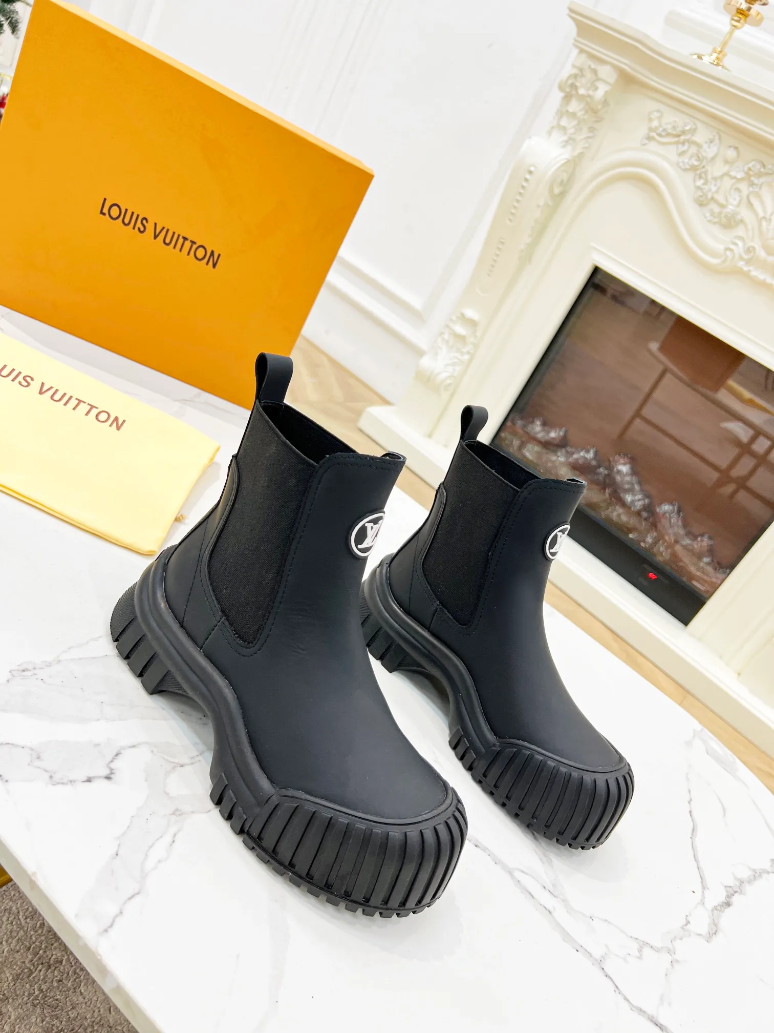 👟👟Ex-factory price 560👟👟 🔥🔥🔥Louis Vuitton 2024 catwalk new model, high-end customization, 1:1 replica, major celebrity internet celebrity catwalk style, a century-old classic, comfortable on the foot, with Louis Vuitton logo embossed leather label and wear-resistant leather outsole.  Fabric: open-edge beaded cowhide, LV presbyopic leather, black cowhide, white cowhide. Lining: sheepskin. Code number 35 to 40 (41 can be customized and non-returnable). Bosses are welcome to order.